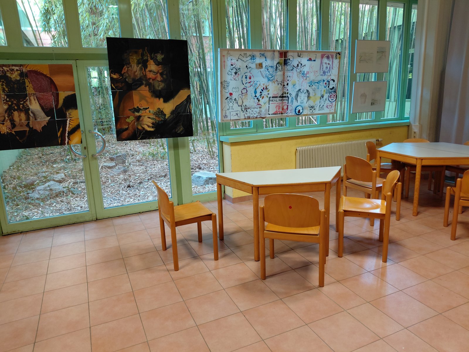 Innenbereich und Aula mit Kunstwerken am BORG